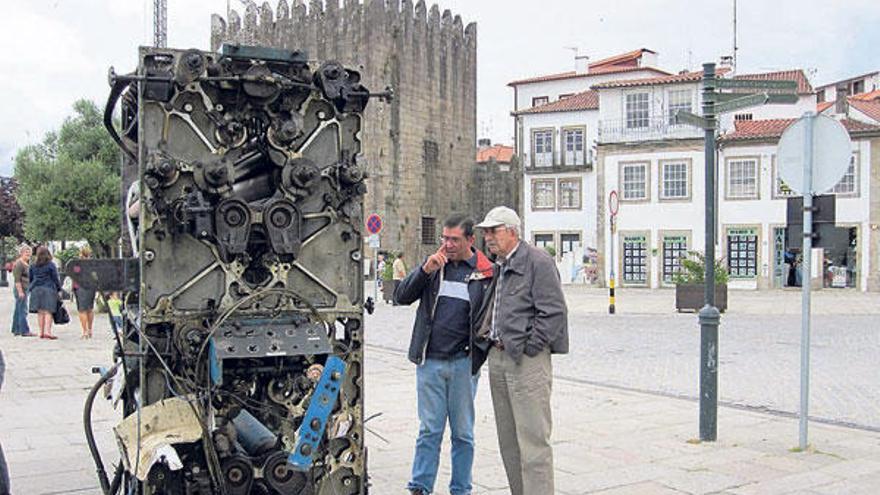 El diario protestó contra la justicia lusa colocando parte de la rotativa en el centro de Ponte de Lima.  // A.C./ E.G.