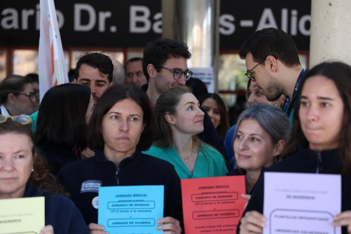 Concentración con motivo de la nueva huelga de médicos ante el Hospital General de Alicante