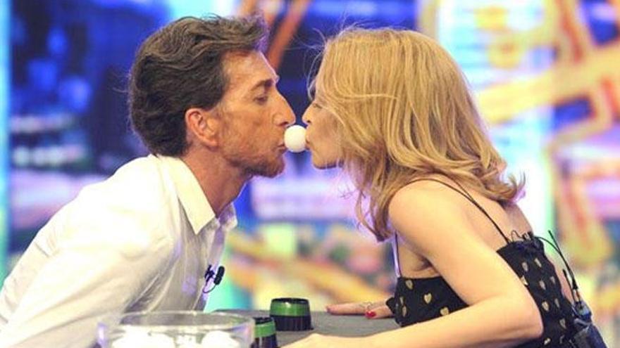 El &#039;beso-juego&#039; de Motos y Minogue.