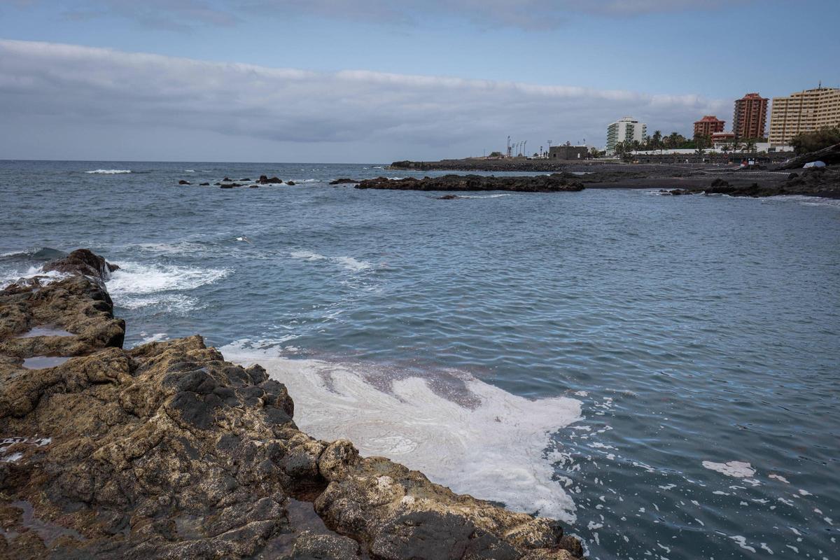 Contaminación en Playa Jardín, en Puerto de la Cruz.