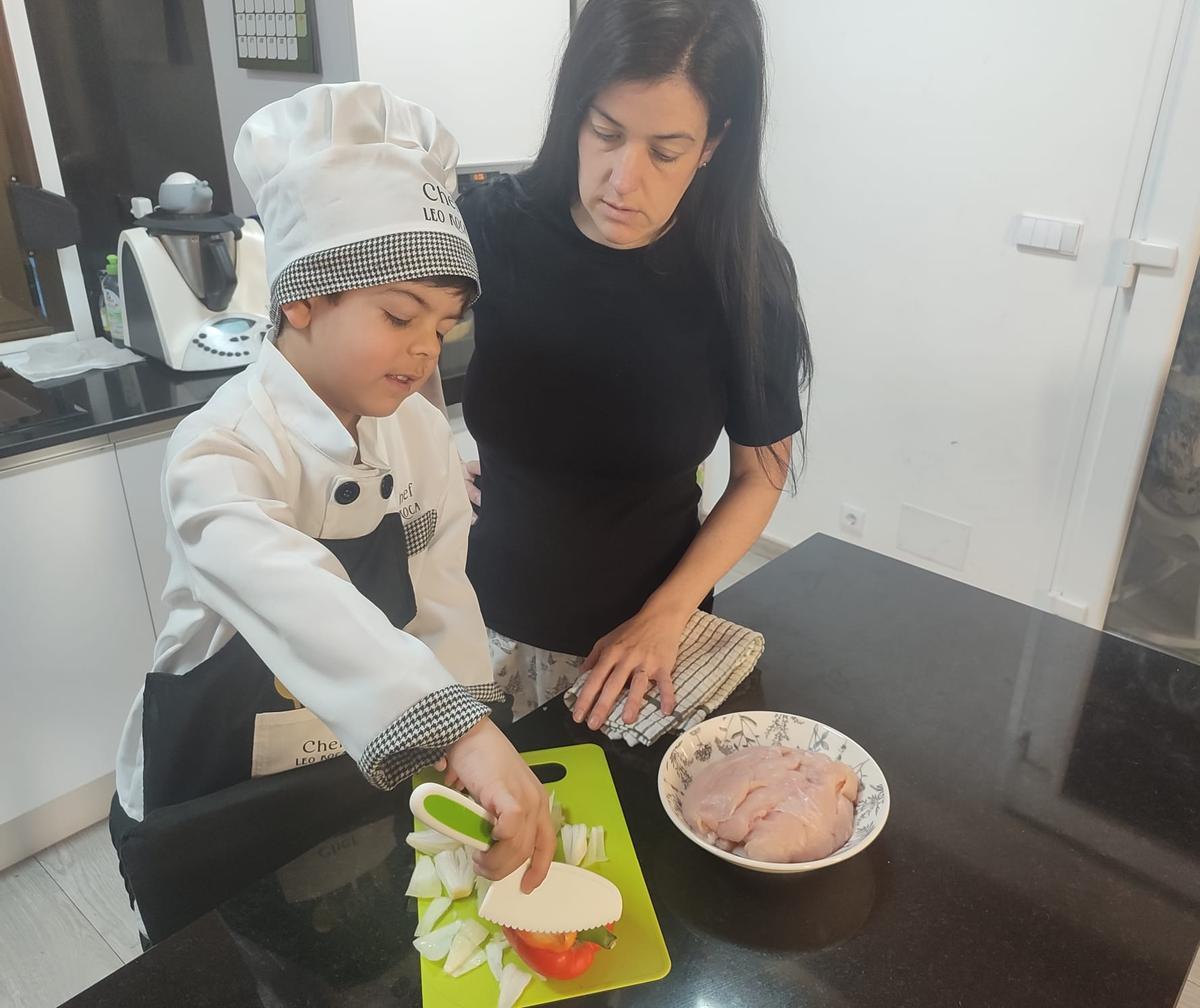 Leo Roca Sánchez, con su madre Esther, cocinando en su casa.