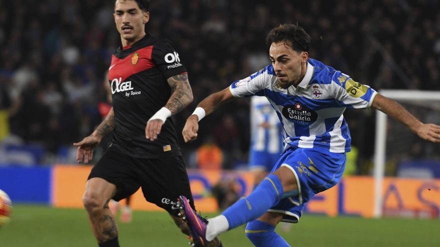 Giacomo Quagliata dispara a puerta ante el Mallorca en la Copa del Rey. |  Carlos Pardellas