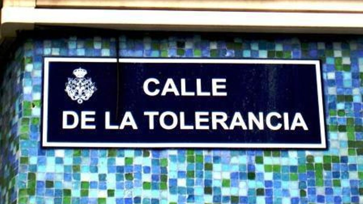 Antiguo cartel con el nombre de Tolerancia