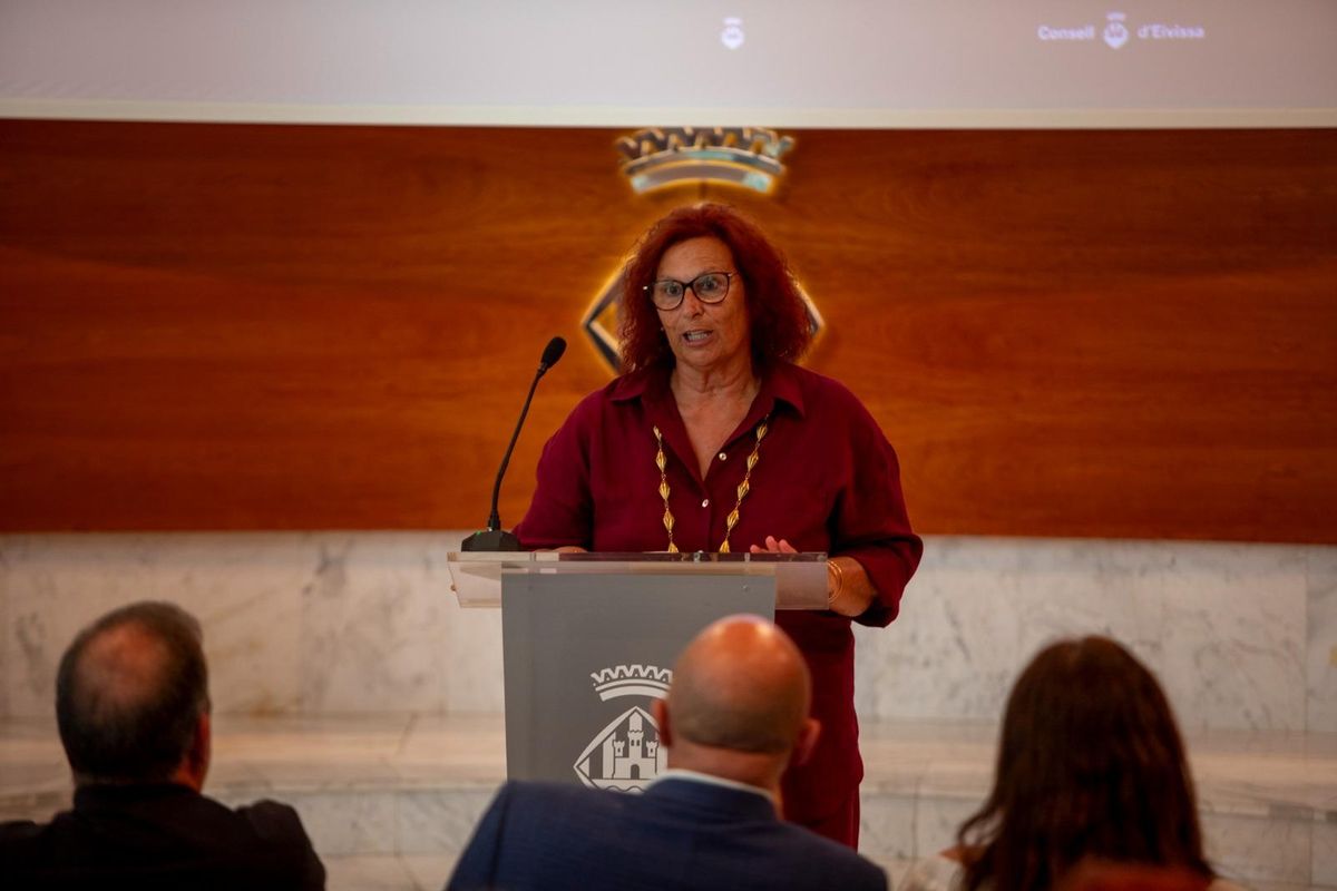 Francesca Planells, sobrina de Joan Planells, 'Murtera', en la presentación de Pitiüsos tarragonins' en el Consell de Ibiza.