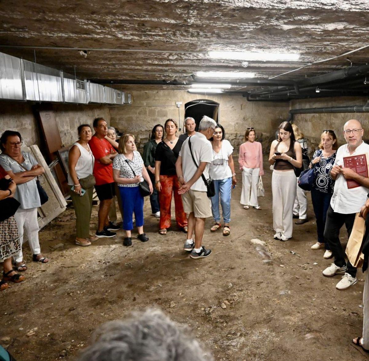 El primer grupo de esta ronda de visitas, en la terraza del torreón del Valle-Inclán. | Rafa Vázquez