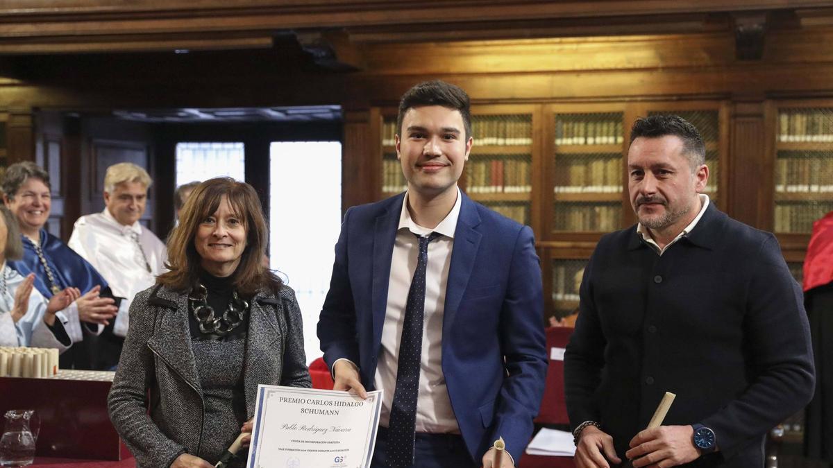 Pablo Rodríguez Naveira recibe su premio de manos de Beatriz Coto