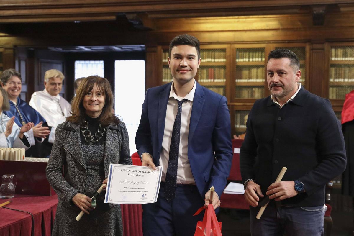 Pablo Rodríguez Naveira recibe su premio de manos de Beatriz Coto