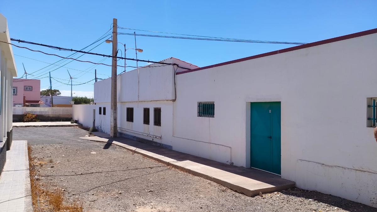 Edificio del CEIP Juan Grande que el Ayuntamiento debe demoler para la posterior construcción de viviendas sociales.