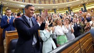 El presidente del Gobierno, Pedro Sánchez, es aplaudido por su grupo parlamentario a su llegada al debate sobre el estado de la nación, este martes en el Congreso