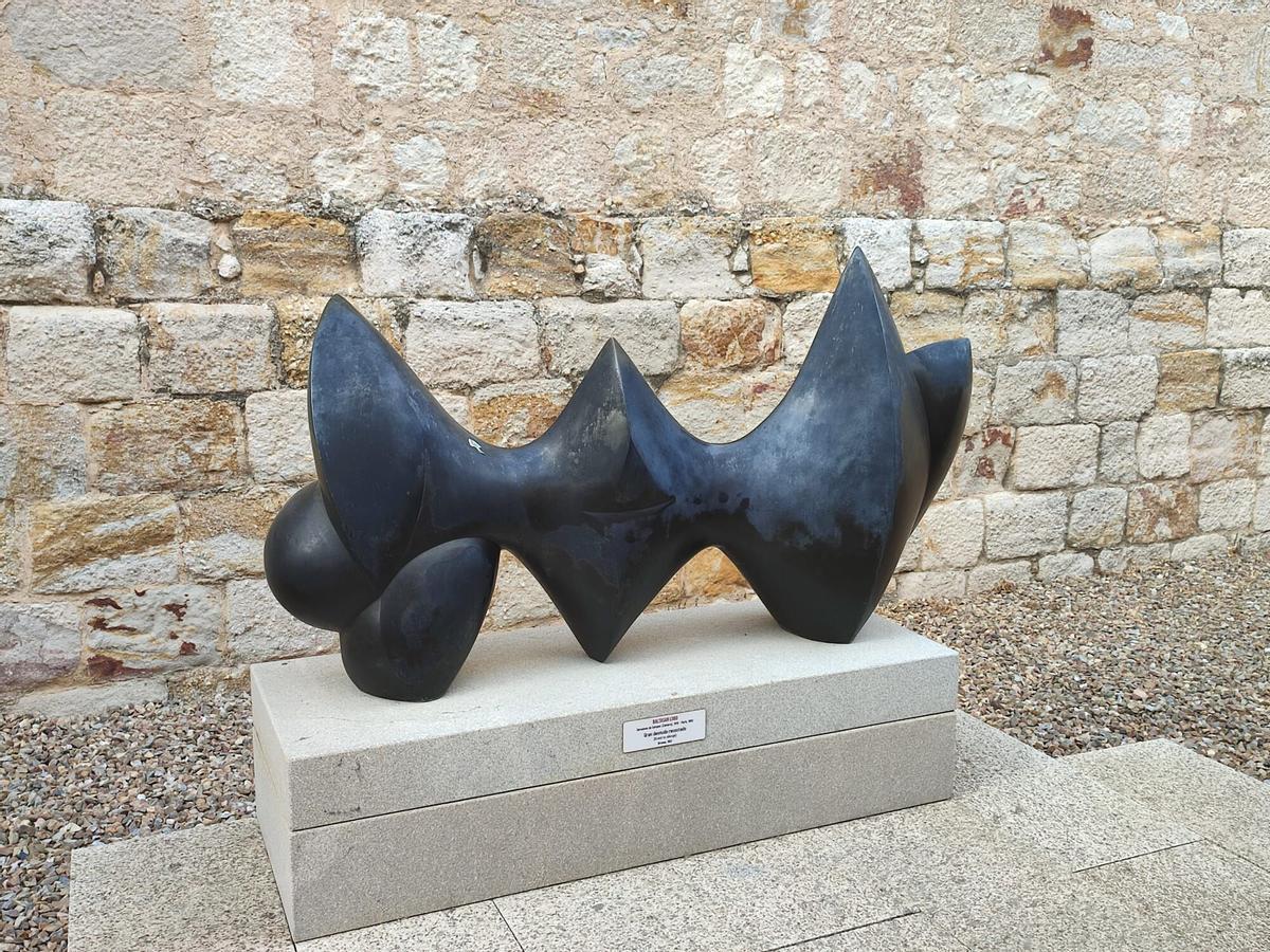 A la izquierda, público ante piezas de Lobo en la muestra en la ciudad. Arriba, asistentes a una visita de Amigos del Baltasar Lobo. Abajo, estado de unas de las obras situadas en la liza y una maternidad. | E. F. y L.O.Z