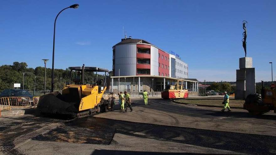 Trabajos en las cercanías del hotel Torre do Deza. // Bernabé/Gutier