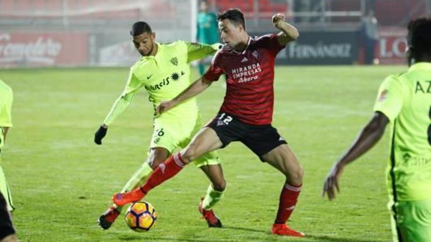 Pedro Martín (12), durant un Mirandés-Almeria.