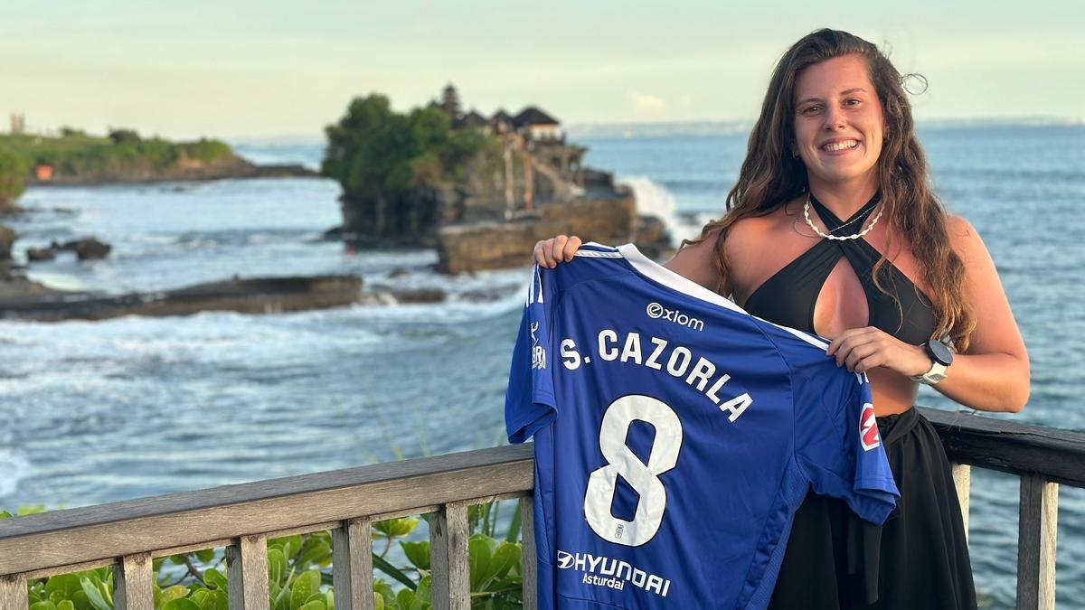 Laura Díaz González con la camiseta de Cazorla, que llevó a bandecir por los monjes de Tanah lot.