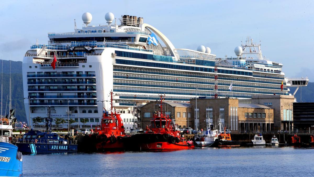 El megacrucero estadounidense Emerald Princess hoy en Vigo.