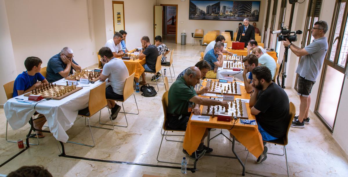 Las Casa de Cultura de Guardamar se ha llenado de jugadores, jugadoras, maestros, maestras y entusiastas del ajedrez