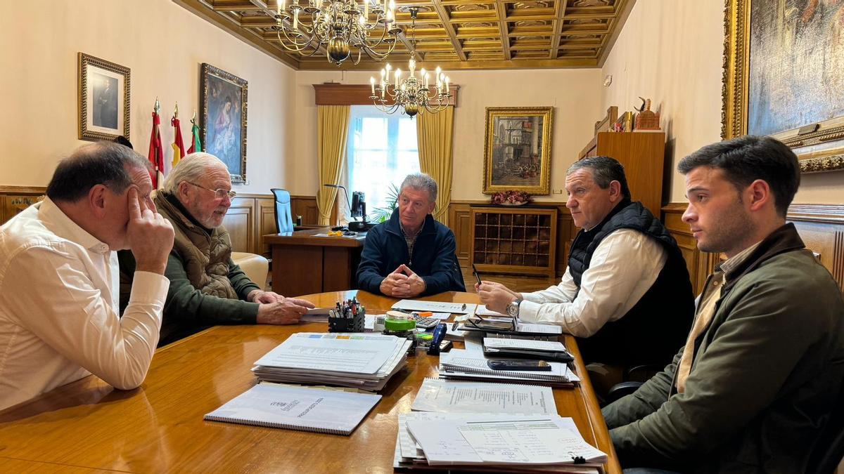 Reunión del presidente de la Diputación con responsables de caza