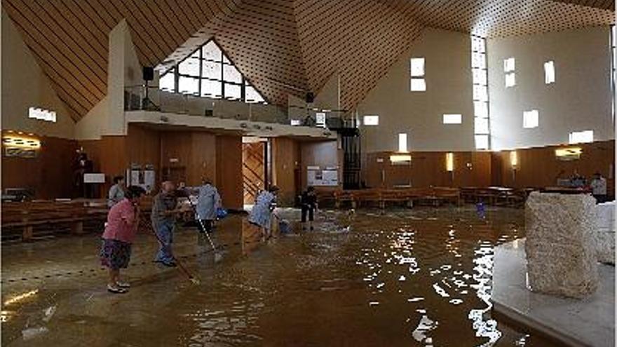 La iglesia de la Sagrada Familia de Alzira se inundó por completo.