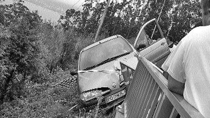 El coche, al borde del precipicio y todavía con los ocupantes dentro. / junior