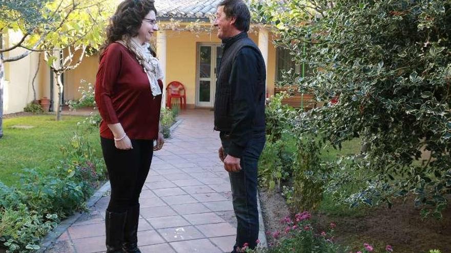 Vicente Conchero charla con la directora del centro de acogida.