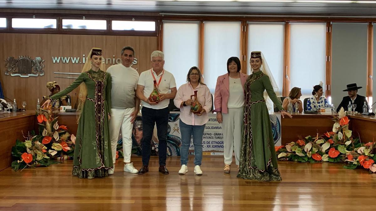 Lionella Sargsyan entrega presentes a la corporación municipal de Ingenio.