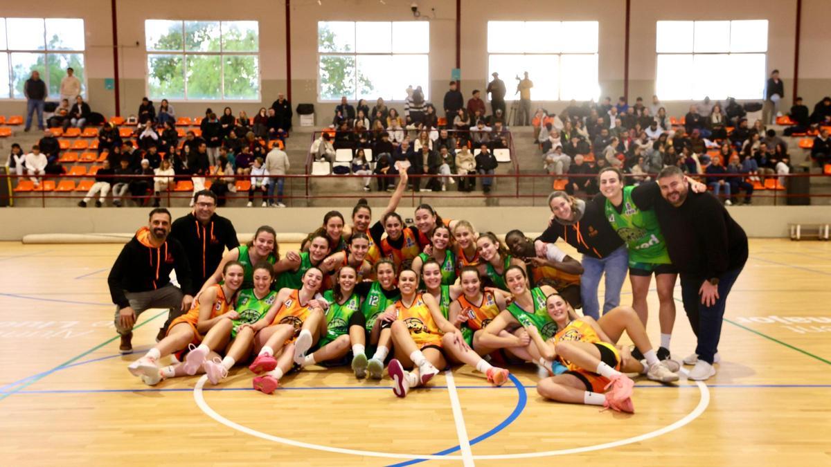 Las jugadoras del ‘All-Star Game IB-RED’ femenino posan al final de su partido
