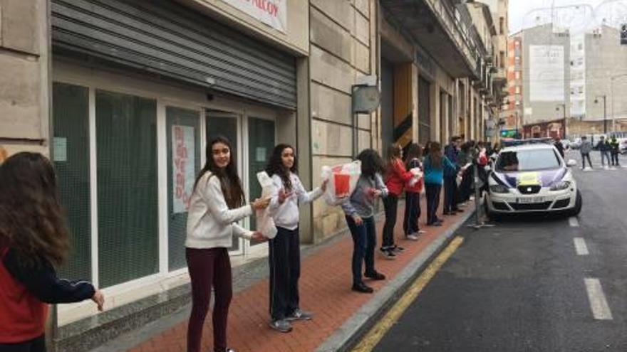 Cadena solidaria de alimentos en los Salesianos de Alcoy