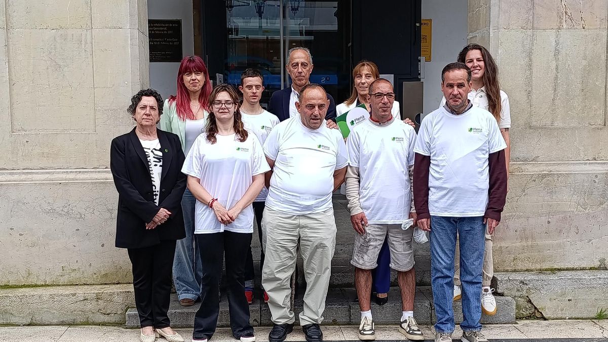 Por la izquierda, en primera fila, Clara González, Paula Menéndez, Juan Barbeira, Pedro Fernández y Juan García. Detrás, por la izquierda, Aroa Castaño, de la Asociación Nora; Miguel Heredia, Jesús Abad, Casilda Sabín e Irene González, reponsable de Deportes de Plena Inclusión Asturias.