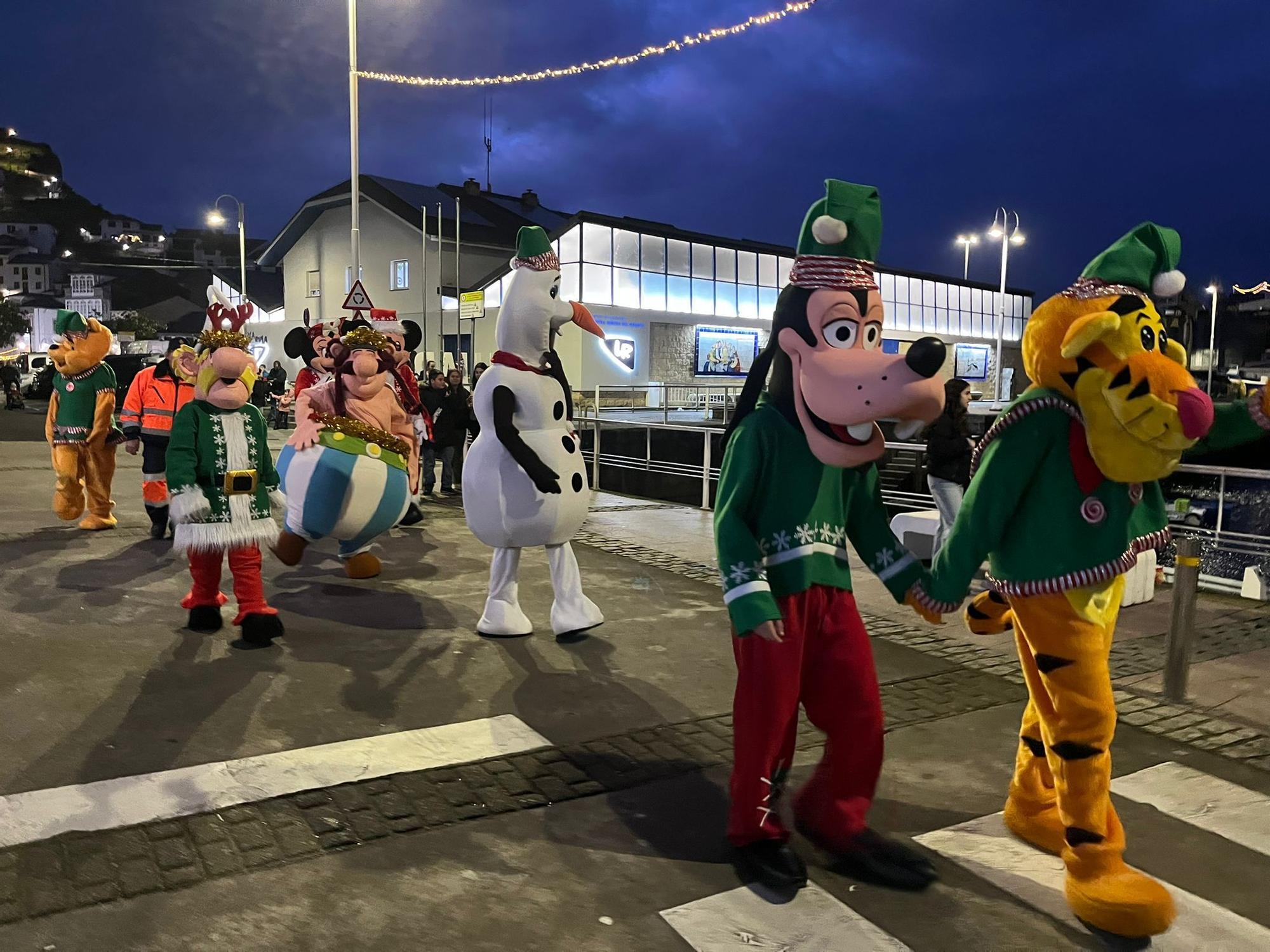 En imágenes: El espectacular desfile de Papá Noel por las calles de Luarca
