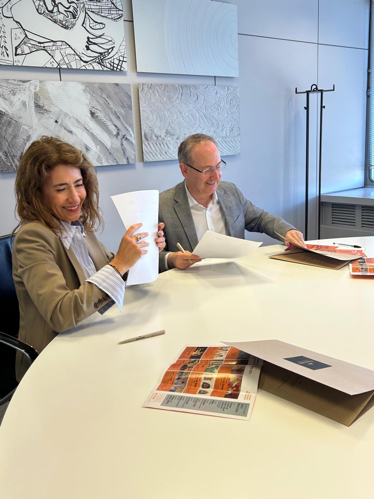 La presidenta de Paradores, Raquel Sánchez, y el director del Festival de Mérida, Jesús Cimarro, durante la renovación del convenio de colaboración.