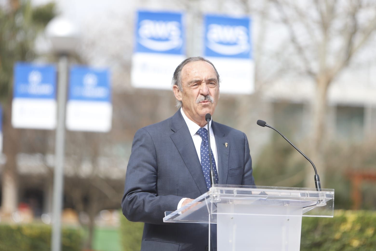 En imágenes | La bandera olímpica ya preside desde las alturas en las instalaciones del CN Helios