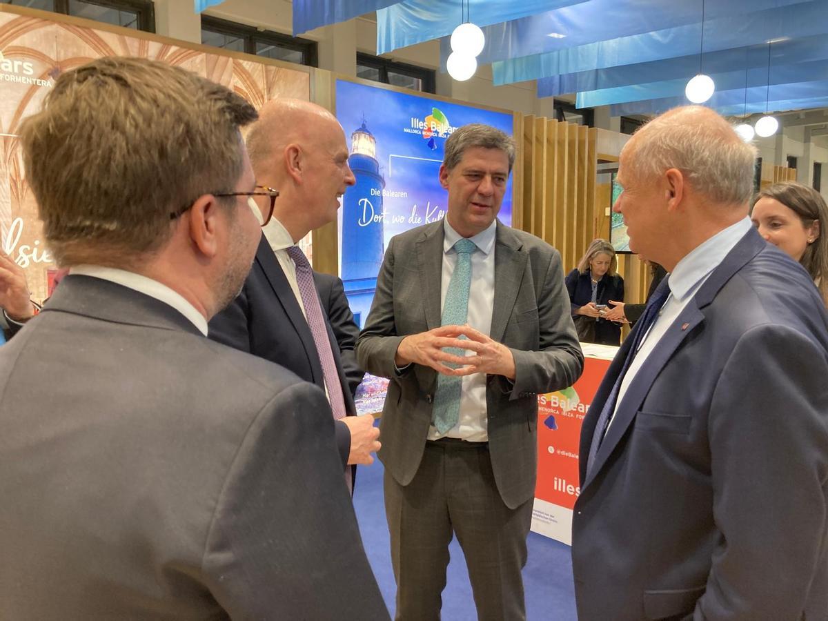 Der balearische Tourismusminister Jaume Bauzá (Mi.) im Gespräch mit TUI-Chef Sebastian Ebel (re.)