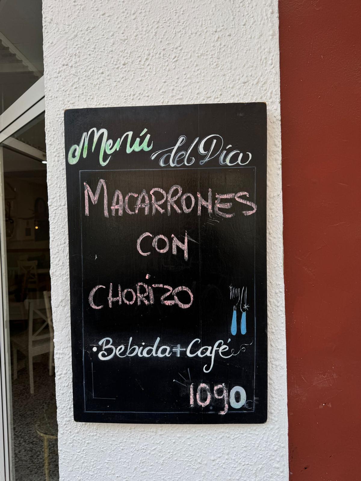 Imagen tomada este lunes de una pizarra con el menú del día de un bar de València.