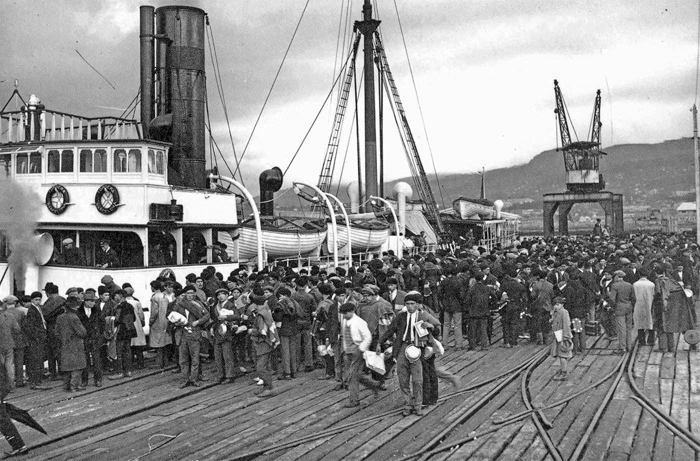 embarque de emigrantes desde el puerto de vigo principios de los 60 archivo pacheco.jpg