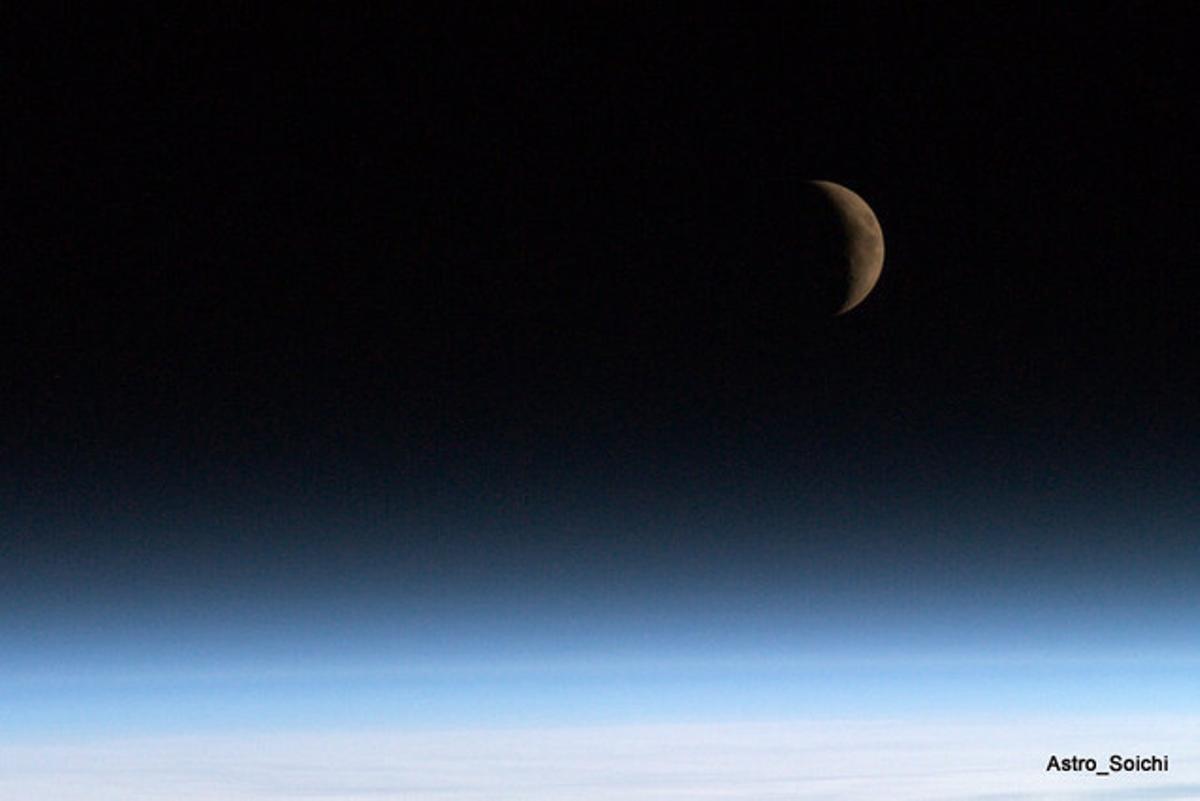 Además de imágenes de la tierra, Noguchi también ha tomado fotos de los satélites que rodean la Tierra, como esta captura de la Luna.