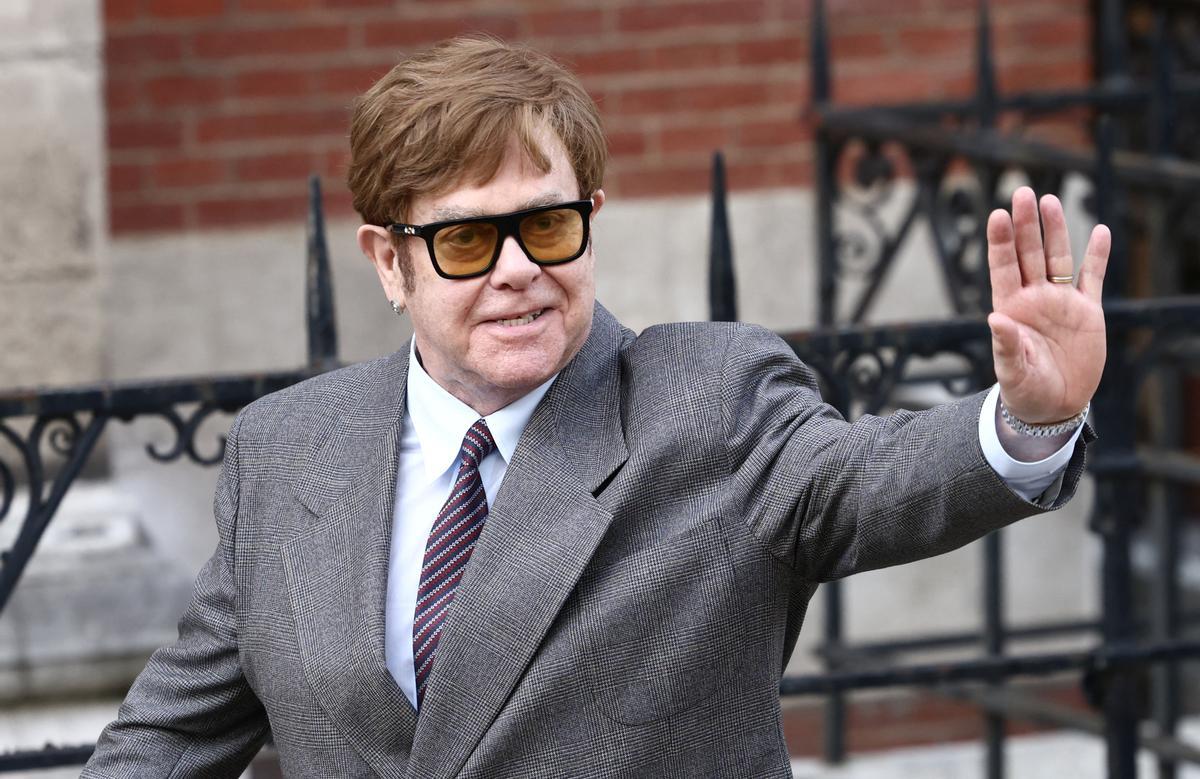 Elton John en su entrada al Tribunal de Londres.