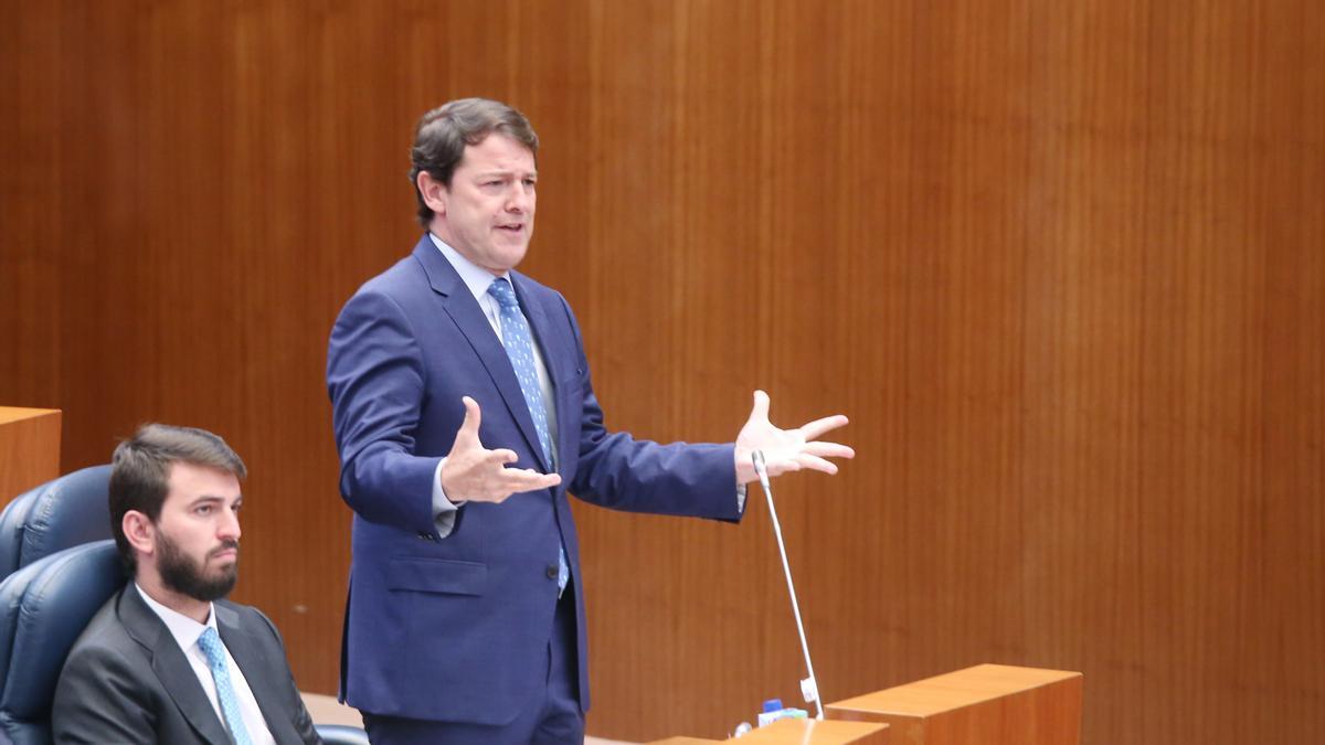 El presidente de la Junta, Alfonso Fernández Mañueco, durante un Pleno de las Cortes.