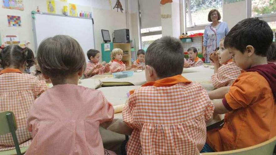 El conselleiro de Educación y Martiño Noriega inauguraron del curso en infantil en Santiago. // X. Álvarez