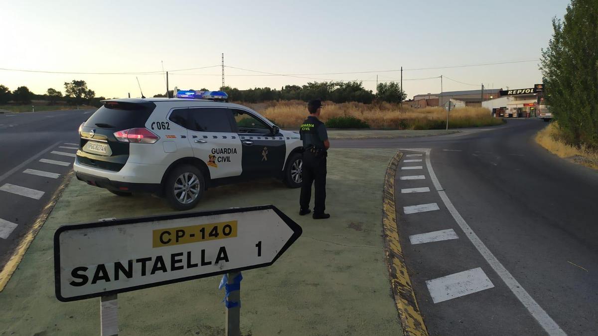 Un agente de la Guardia Civil, en una de las entradas a Santaella.