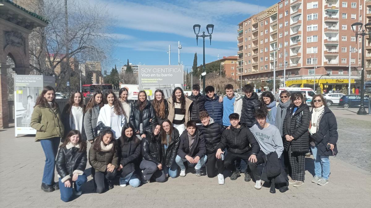 Estudiantes del centro durante la visita a la exposición en el Parque Grande.