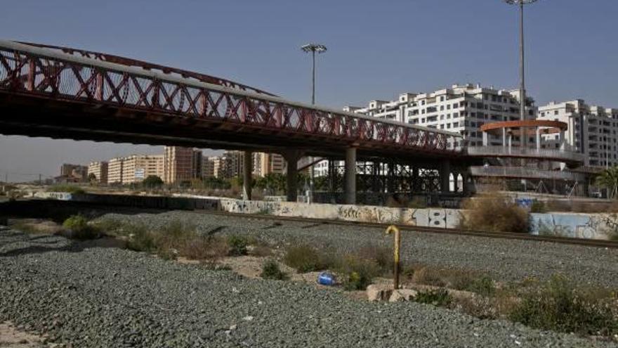 Consell y vecinos buscan una solución para el Puente Rojo