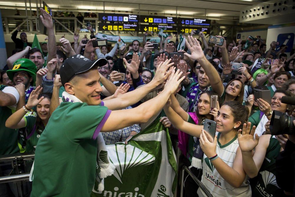 AFICIONADOS RECIBEN AL UNICAJA EN EL AEROPUERTO ...