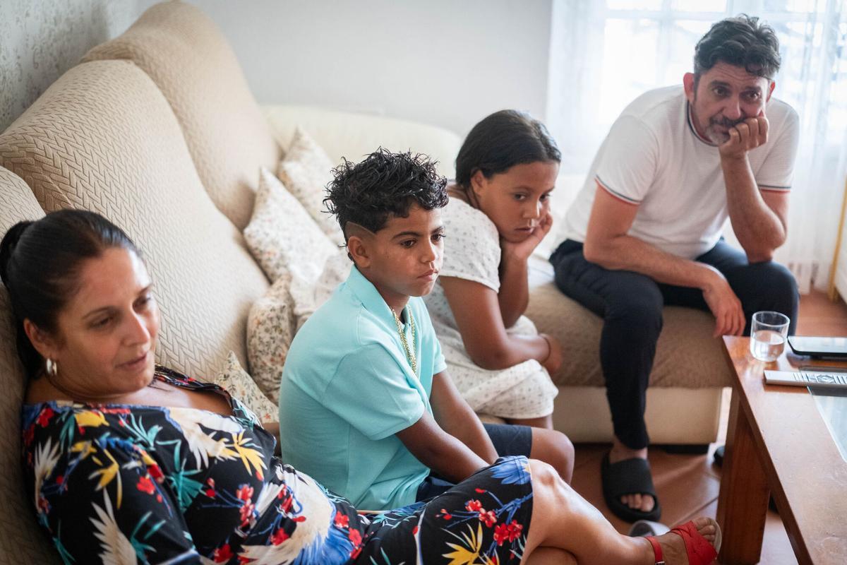 Familia de acogida de dos niños de Tinduf