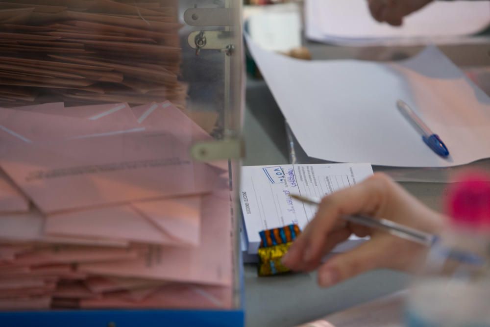 Jornada electoral en el Mercado central de Alicante.