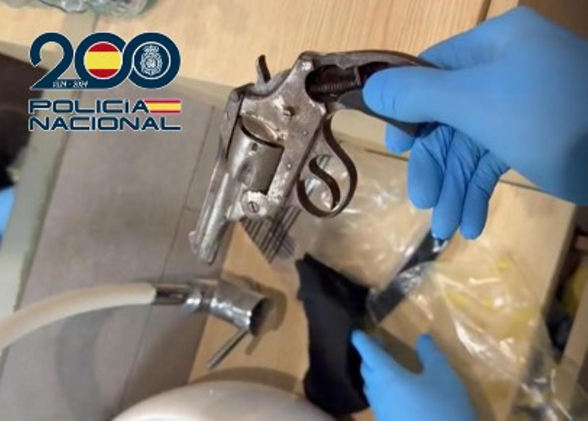 Los investigadores localizaron un revólver oculto en el doble techo del baño de la vivienda de uno de los sospechosos.