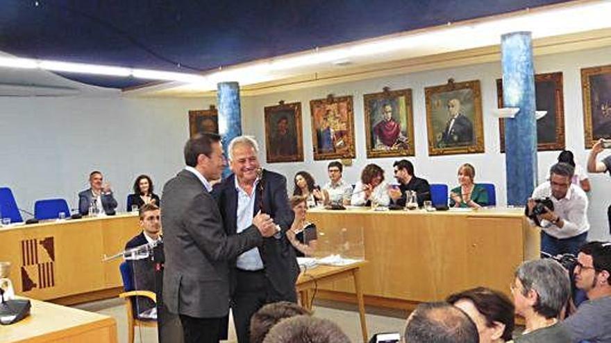 Josep Berga rep la vara de la mà de l&#039;anterior alcalde, Josep Maria Corominas.