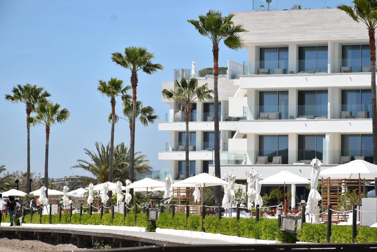 Detalle de la terraza de un hotel de Talamanca, en Ibiza.