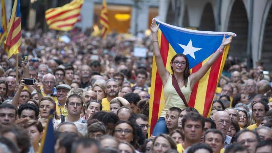 Miles de personas protestan en Cataluña en contra de la suspensión de la consulta