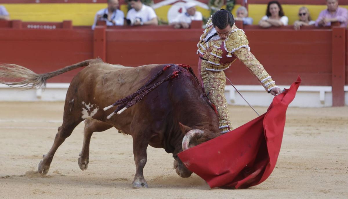 Toreo al natural del sevillano Juan Ortega al segundo toro de la tarde. | RAFA ARJONES