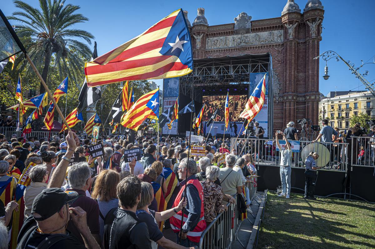 Más de 60.000 personas, según la organización, se citan bajo el Arc de Triomf de Barcelona para reivindicar el 1-O Abucheos a Forcadell y Rovira y aclamación a Puigdemont en el acto convocado por el Consell per la República