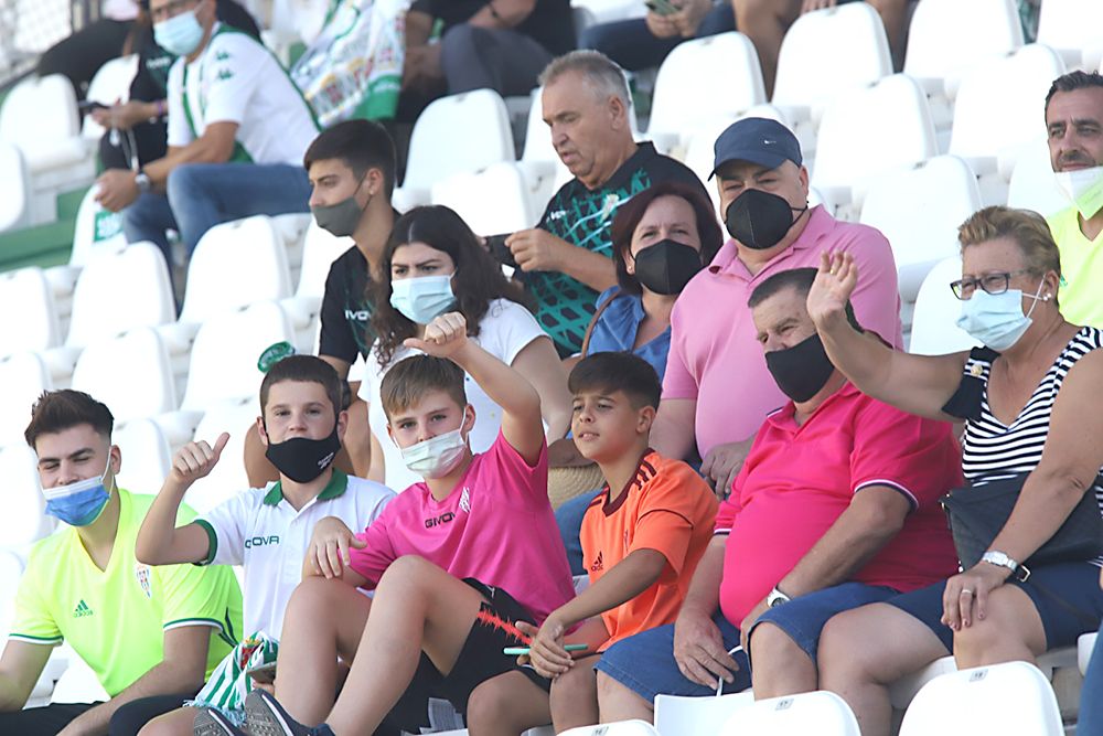 Aficionados asistentes al encuentro Córdoba CF-Don Benito